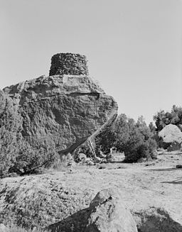 Picture shows Simon Canyon Pueblito, a Navajo and Puebloan site occupied after the re-conquest. The Navajo borrowed the idea of masonry structures from the Pueblo Indians to build towers that could be used as lookouts. To avoid Spanish reprisals, these post-Reconquest settlements were commonly built in defensive locations.